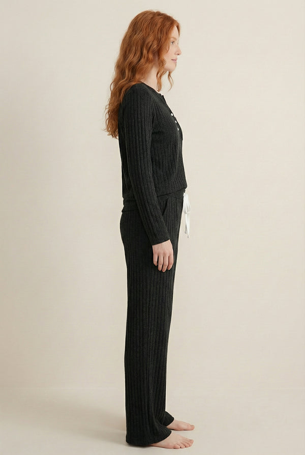 Women's Linea Set by LOHNR in Onyx. A premium matching lounge set featuring a smooth, sweatshirt-material henley top and tailored comfortable joggers.