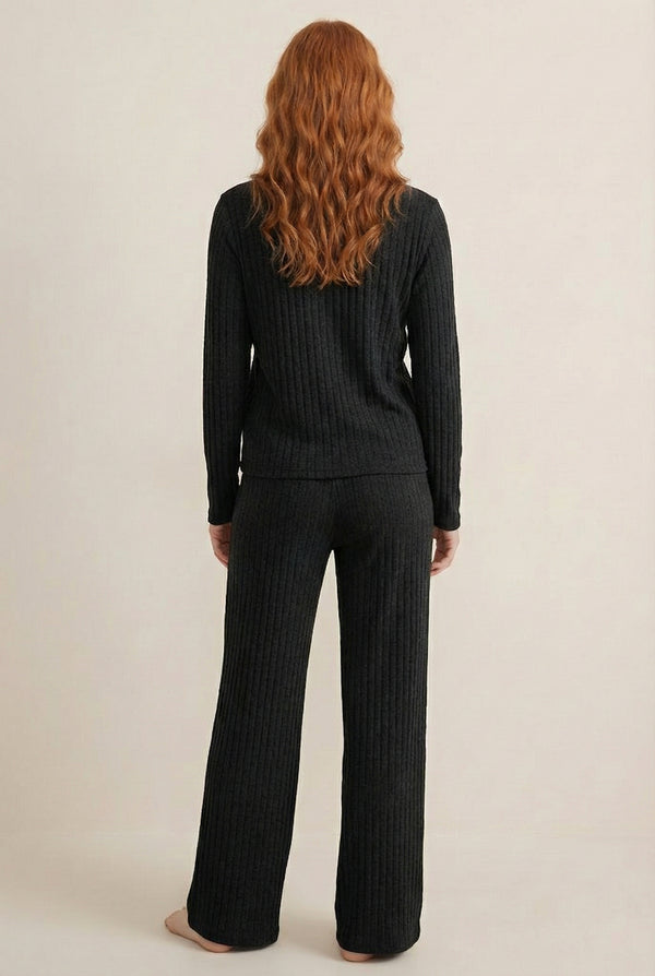 Women's Linea Set by LOHNR in Onyx. A premium matching lounge set featuring a smooth, sweatshirt-material henley top and tailored comfortable joggers.