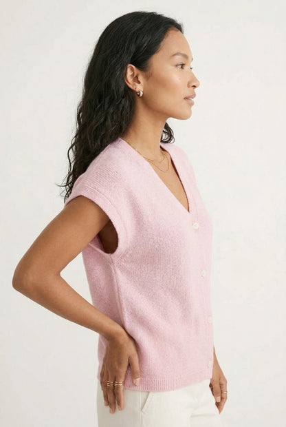 Woman modeling the LOHNR short sleeve v-neck knit top in light pink Ashen Rose featuring a button-down front.