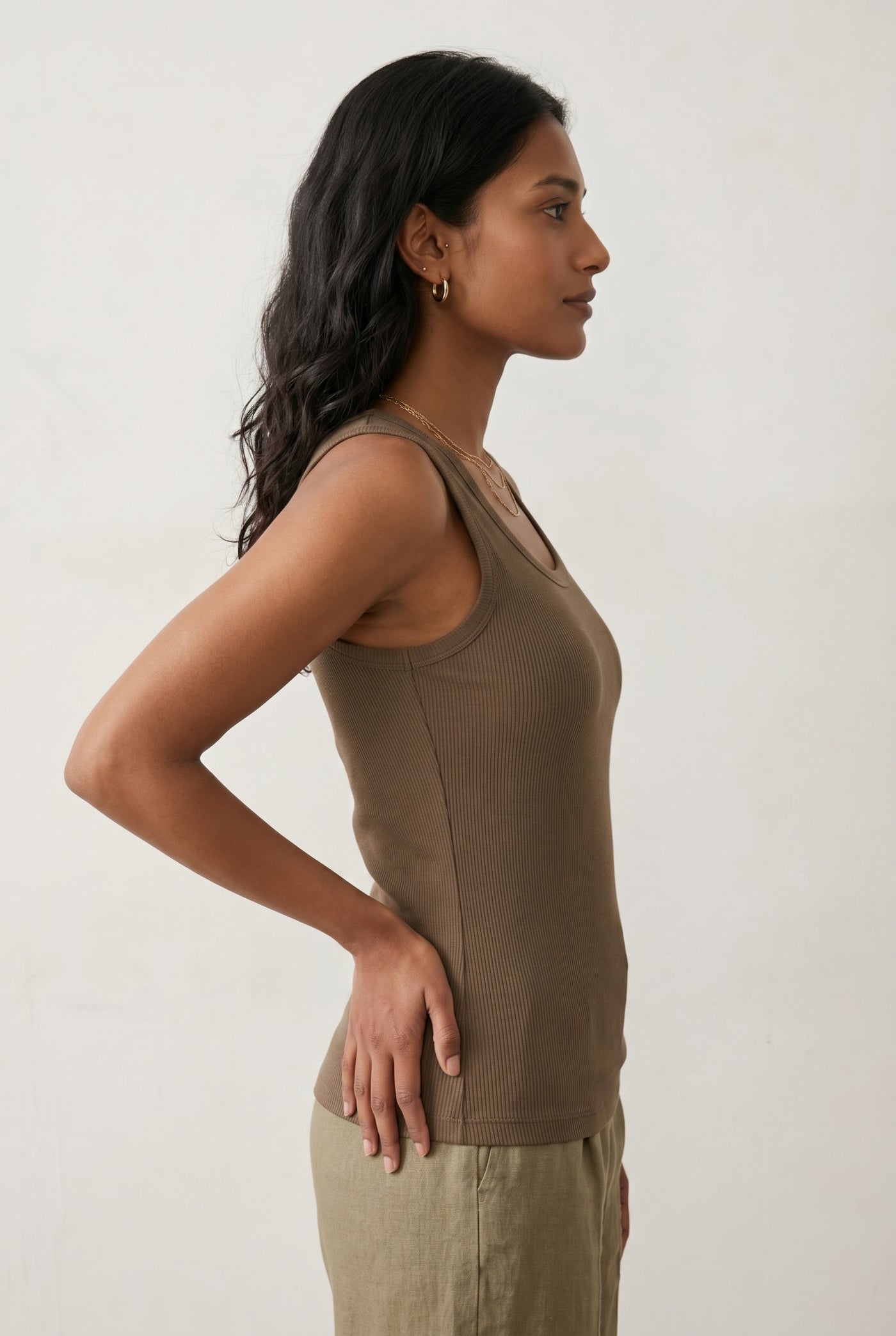 Woman wearing the Staple Scoop Tank in brown Truffle